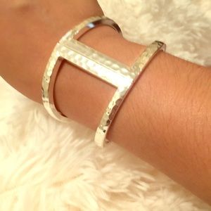 Gorgeous silver toned bracelet 💿